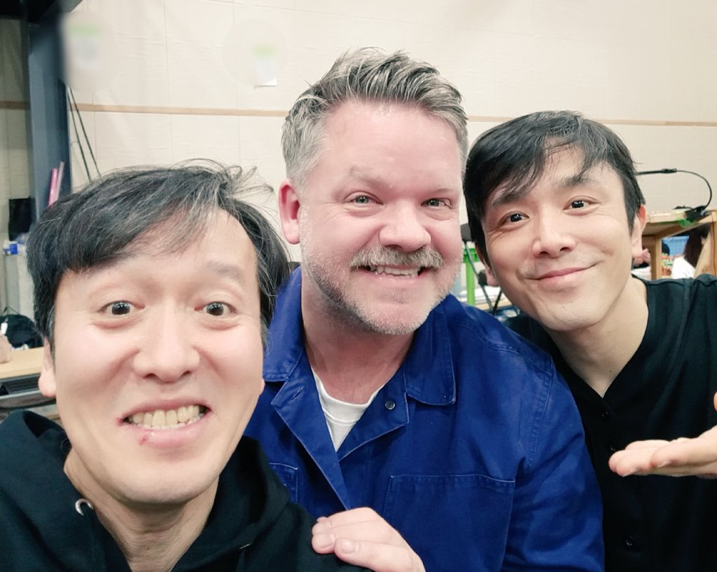 ハッピーバースデー💐
そして、また会う日までバイバイ！！

立ち上げから携わってくれていた演出補のマークさんが、ご本人の誕生日に英国に帰っていきました。写真は、石川剛さんと3人で🎵