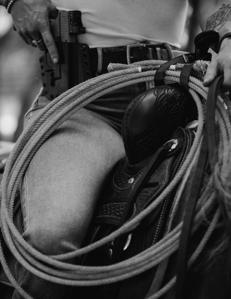 BravoHolsters's tweet image. Modern-day cowgirl 🔥 

#cowgirl #roping #saddle

Photo by @_brittanycheyanne_