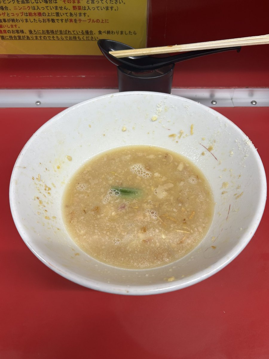 【ラーメン二郎湘南藤沢店】

仕事終わりの至福の一杯。
会社同僚に汁なしのススメ。

ラーメン＋汁なし＋粉チーズ＋スープ割
（ヤサイ、ニンニク、アブラ）

スープ割をすると、一度で二つを味わうことができる。生姜を感じられて幸せ。ご馳走様でした🙇‍♂️

#ラーメン二郎
#湘南藤沢店
#時間差投稿