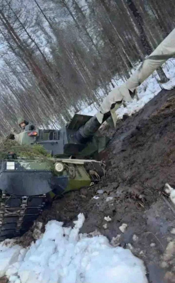 DonStefan____'s tweet image. #BREAKING 🇫🇮 Finnish Soldiers Sink Leopard 2A4 Tank During Exercises

🚗 During training exercises, Finnish troops accidentally drove a Leopard 2A4 tank into a swamp, rendering it unusable.

#Finland #Leopard2 #MilitaryTraining 

🔘 Subscribe now! Chat