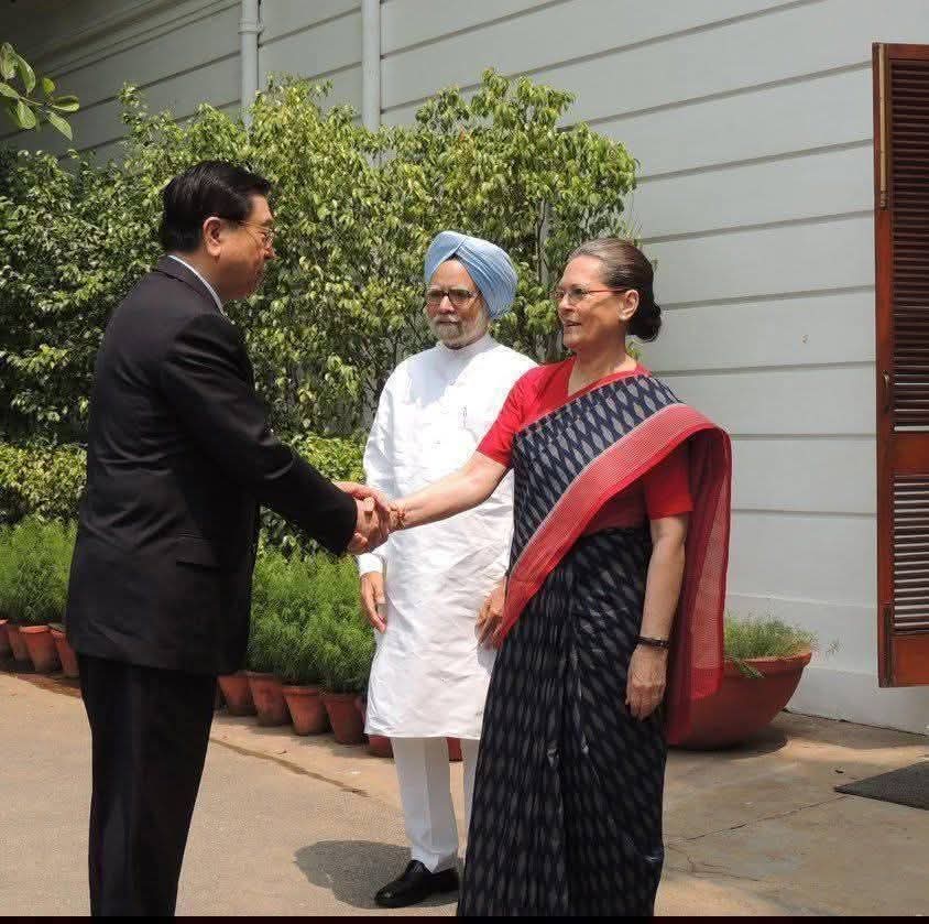गलगोटिया को छोड़ो ..
कांग्रेस द्वारा बनाया गया देश का पहला रोबोट देखो ..🤣🤣