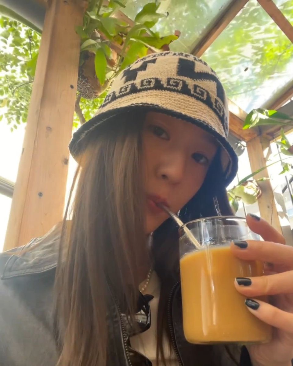 jeteevois's tweet photo. @LetterToCupid Girl relax… Do you need coffee? https://t.co/R8HBsA9LWu