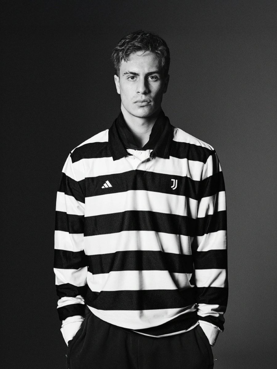 ⚪️⚫️ Horizontal stripes, long sleeves, and a polo collar