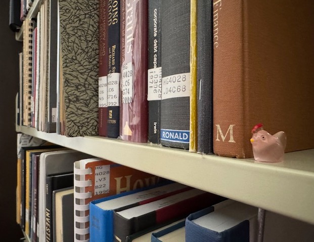 Need a little breather from studying for midterms??? We have 20 chickens hiding in the library to help!!  Also, if you need help with your projects come see a librarian for help!!! HUGS!! 😵‍💫🐔