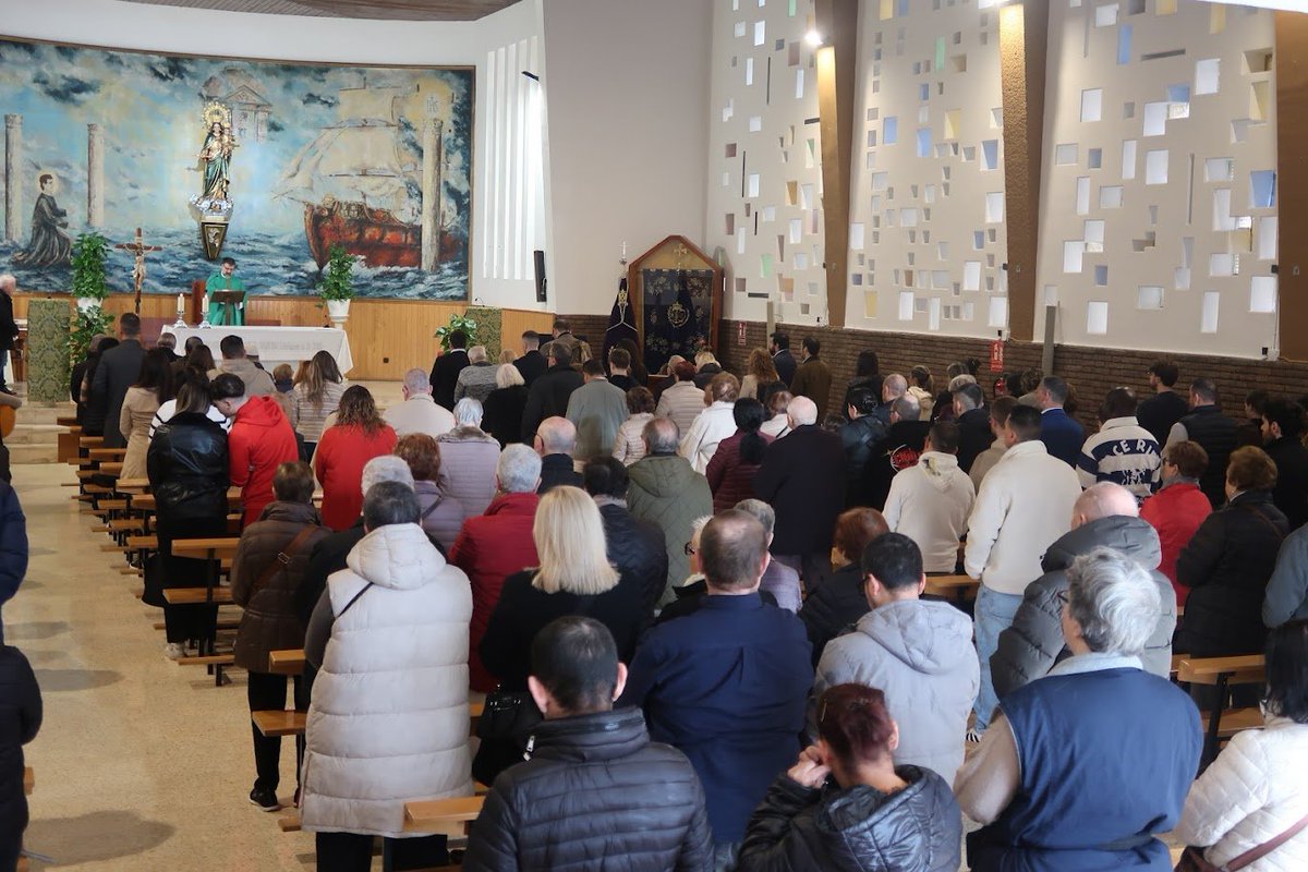 Es presenta el cartell de Dijous Sant, Noche Morada. 
<a href="/tvmataro/">tvmataró</a>  <a href="/Capgros/">Capgròs</a> <a href="/CulturaMataro/">Cultura Mataró</a> 

un dibuix ràpid amb tècniques mixtes per retornar a l'essència. 

hermandadnazareno.blogspot.com/2026/02/presen…