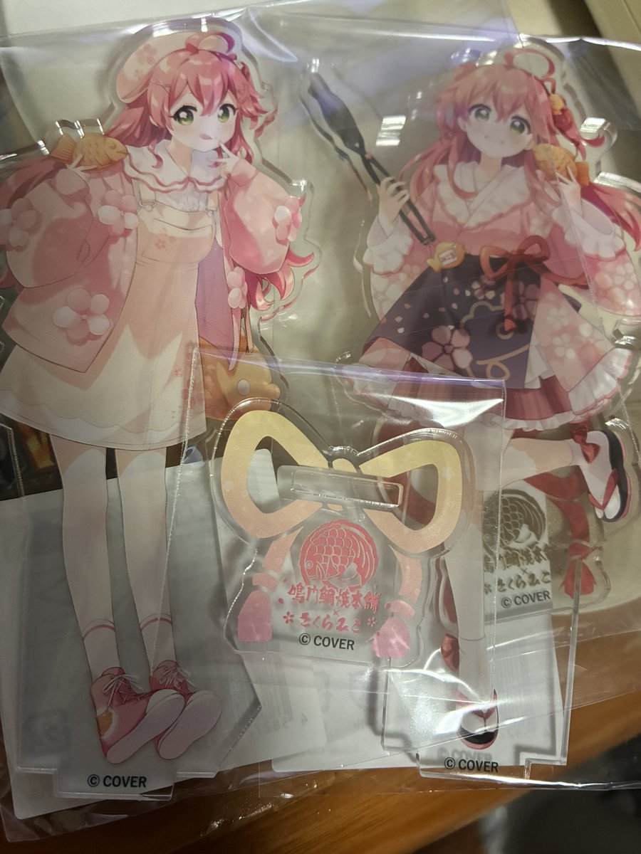 今回はみこちのアクスタ2種とも買えて良かったぜ 店員さんに全部を復唱