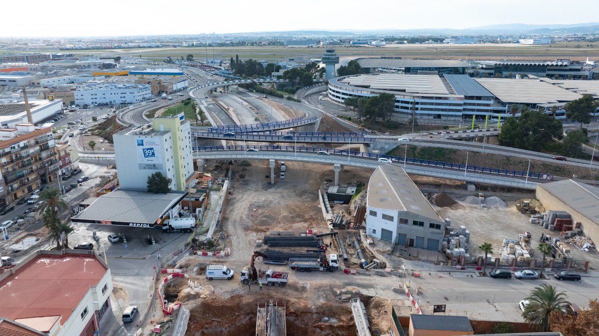 oscar_puente_'s tweet photo. Así avanzan las obras de la N-220 de acceso al Aeropuerto de Valencia con una inversión de 103,3 millones.

Mejoramos la seguridad vial y la fluidez en el acceso por carretera al aeropuerto. https://t.co/ZWFD2YpOe4