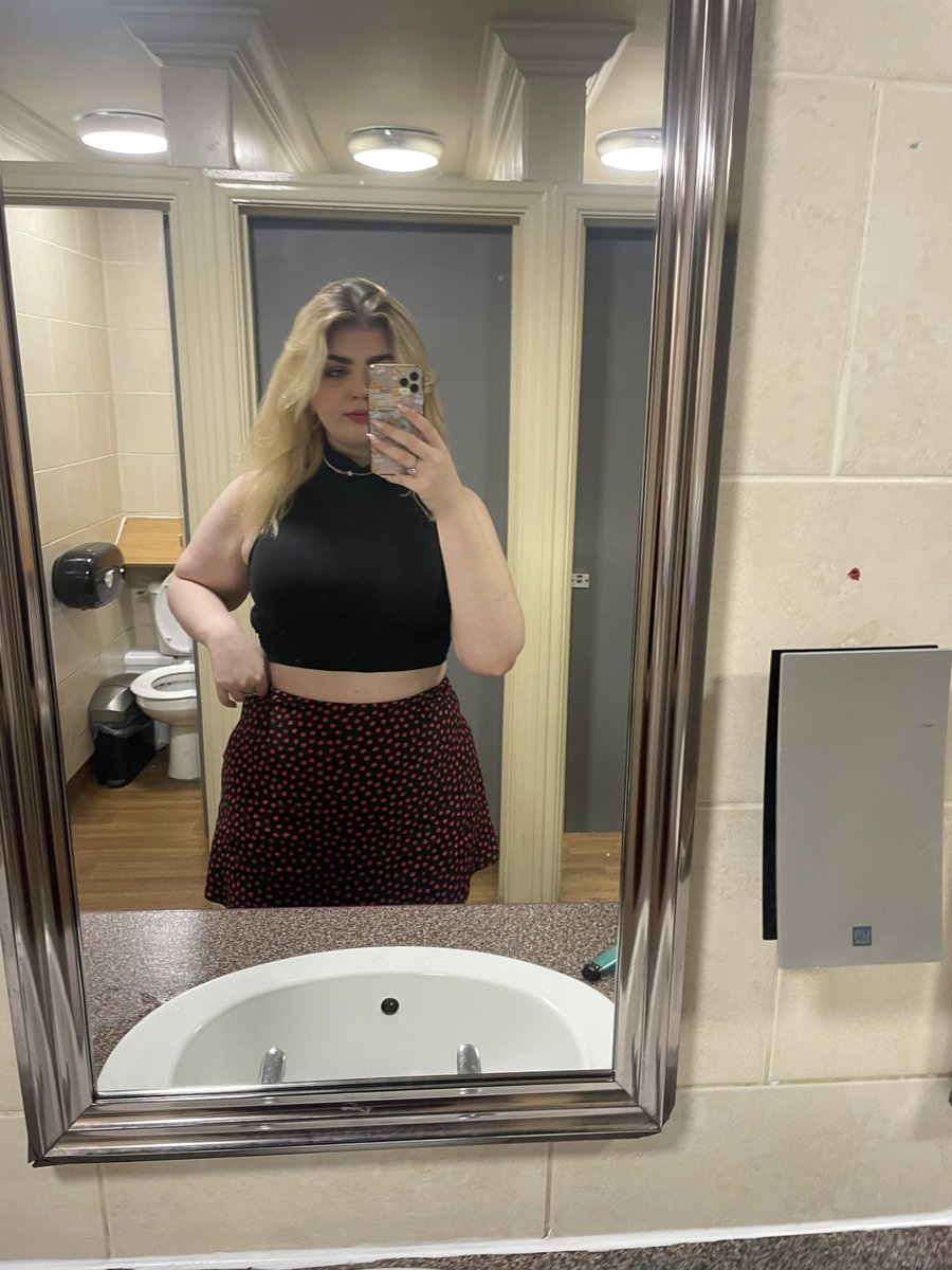 chloé 🌹 tweet media