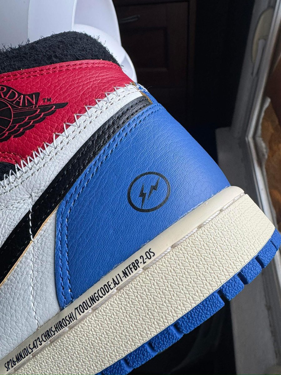 QUALITY CONTROL ISSUES 🚨 

Someone received their UNION x Fragment x Nike Air Jordan 1 with the Fragment logo on the left shoe stamped instead of embossed. This person waited four hours in line to get their pair 

📷 henryrawr