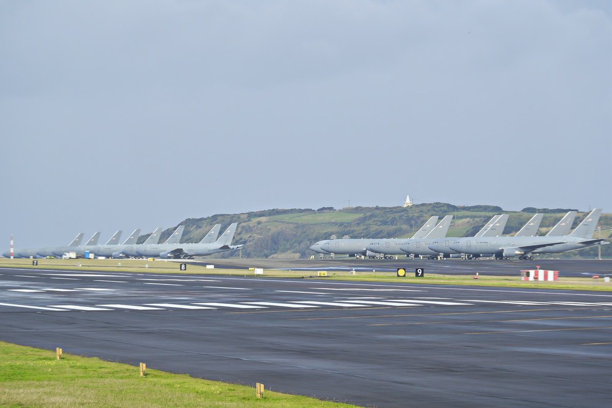 Quinze aeronaves de reabastecimento em voo Boeing KC-46A "Pegasus", da Força Aérea dos Estados Unidos ("U.S. Air Force"), na manhã de 20 de Fevereiro de 2026, nas Lajes, Ilha Terceira, Região Autónoma dos Açores, Portugal, Oceano Atlântico. Estão afectas às deslocações e operação