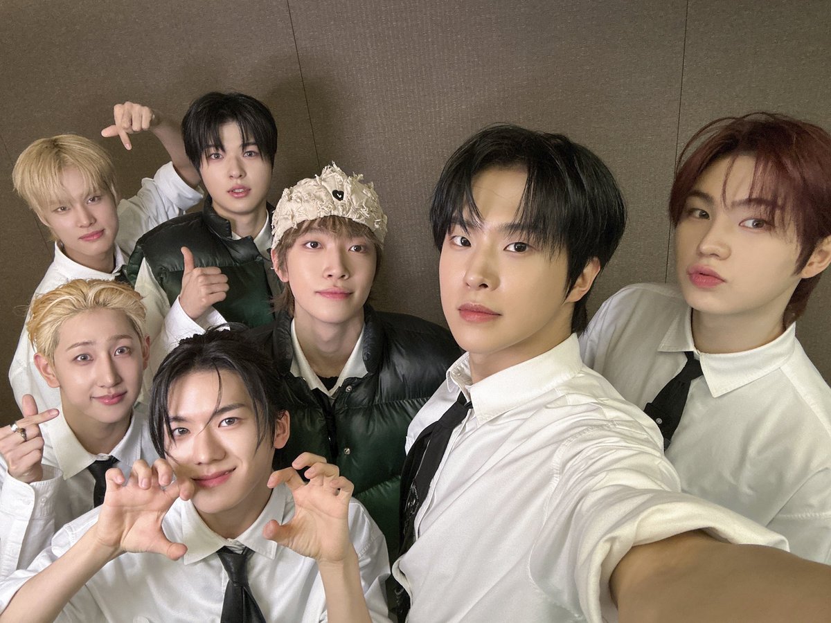 [📸] 

260220 2026 Drop the NEWBEAT : 𝙉𝙀𝙐𝙍𝙊 𝟭𝟬𝟬𝟬 𝙋𝙍𝙊𝙅𝙀𝘾𝙏 - Daejeon 1일차 완료

거리에서 포토카드 나눠주기! ✅️
아이돌 꿈나무들 만나기! ✅️

#NEWBEAT #뉴비트
#DroptheNEWBEAT
#NEURO1000PROJECT
#CONCERT