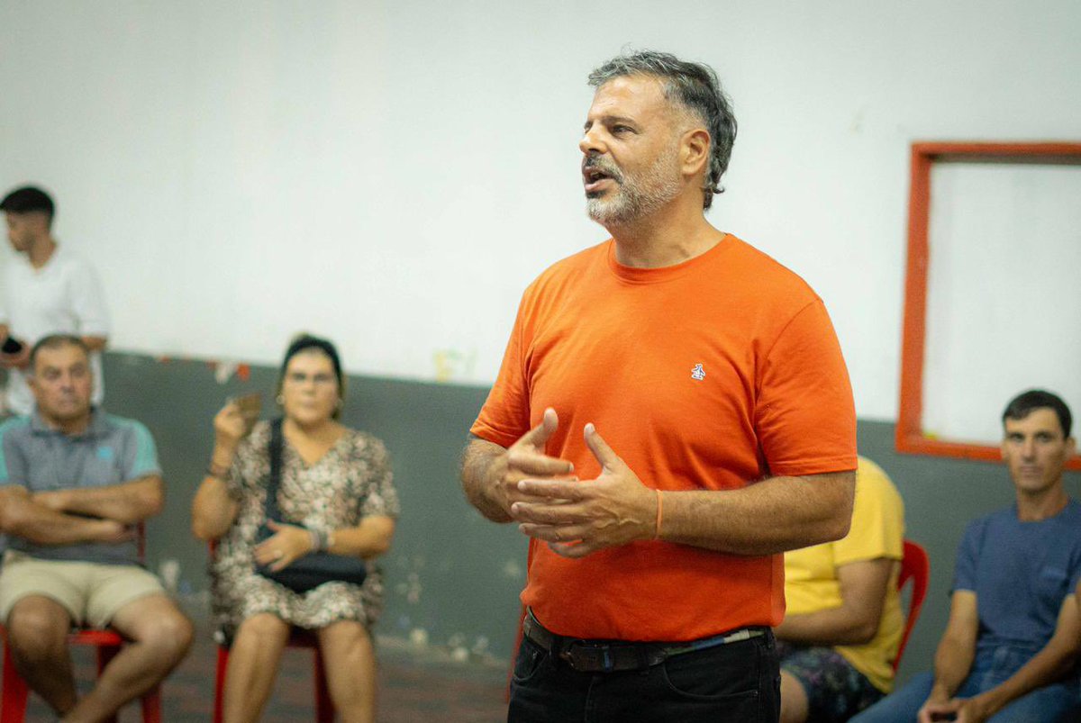 El ministro <a href="/miguelsiciliano/">Miguel Siciliano</a>, junto al equipo del Ministerio de Vinculación, participó de un encuentro con instituciones de la comunidad: un espacio de diálogo para escuchar necesidades, compartir propuestas y seguir fortaleciendo el trabajo articulado en el territorio.