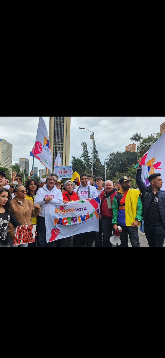 LibuInes's tweet image. Este es el auditorio de ignorantes a los que el guerrillero ⁦@petrogustavo⁩ les echa discursos veintejulieros,
les echa carreta y los envuelve en sus mentiras de borracho.