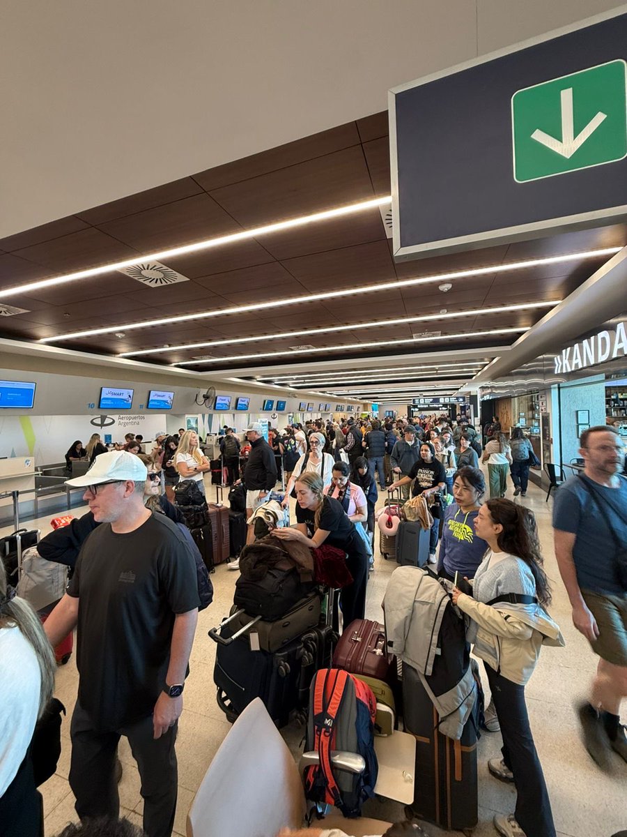 MauroAc1986's tweet photo. Familias, embarazadas, niños, adultos mayores y personas con necesidades médicas esperando, varados hace más de 24 horas en el Aeropuerto de Bariloche por el paro del 19
Pedimos intervención urgente de @Aerolineas_AR @ANACargentina @MinTransporteAR @DefdelPuebloAR @intercargoARG https://t.co/joe1ftx0jr