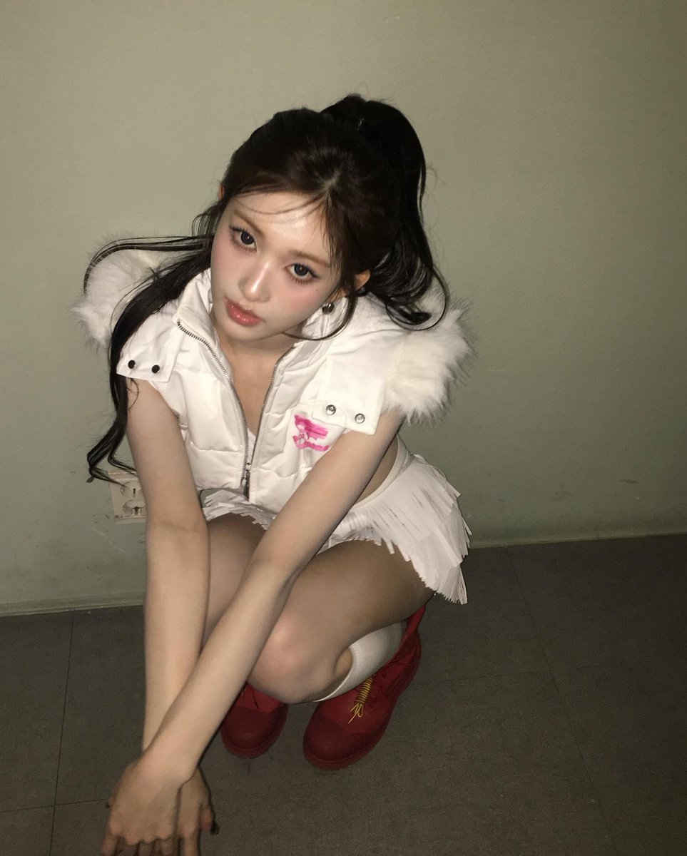 LEES2EO's tweet image. soft porcelain glow beneath muted walls, she bends like a whispered sonata ♡ white feathers brushing the silence, crimson steps echoing bang bang in gentle cadence ✦ 눈빛은 깊은 별빛처럼, 살짝 기울어진 마음에 설레임이 머물러 𓂃