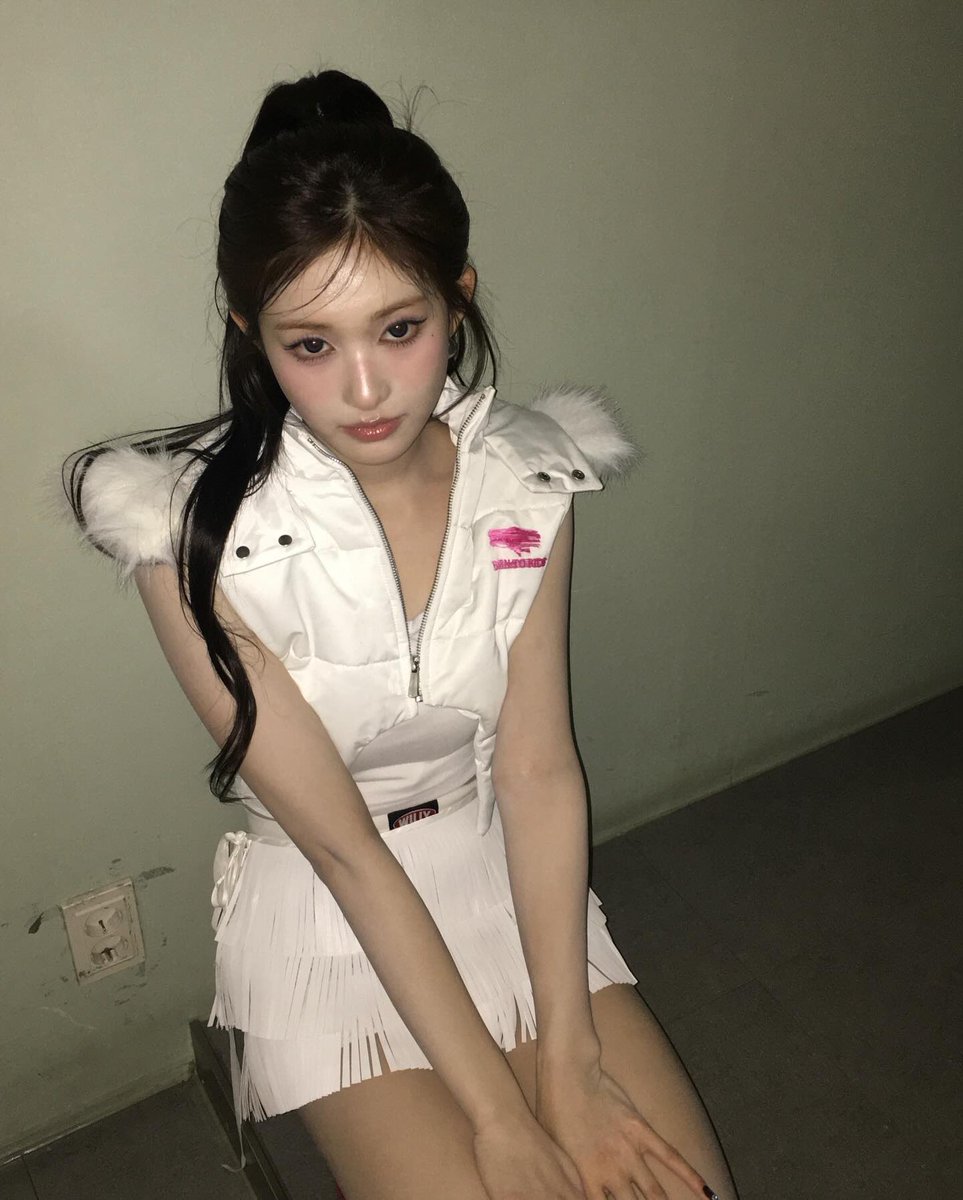 LEES2EO's tweet image. soft porcelain glow beneath muted walls, she bends like a whispered sonata ♡ white feathers brushing the silence, crimson steps echoing bang bang in gentle cadence ✦ 눈빛은 깊은 별빛처럼, 살짝 기울어진 마음에 설레임이 머물러 𓂃