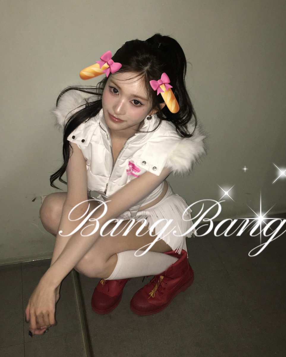 LEES2EO's tweet image. soft porcelain glow beneath muted walls, she bends like a whispered sonata ♡ white feathers brushing the silence, crimson steps echoing bang bang in gentle cadence ✦ 눈빛은 깊은 별빛처럼, 살짝 기울어진 마음에 설레임이 머물러 𓂃