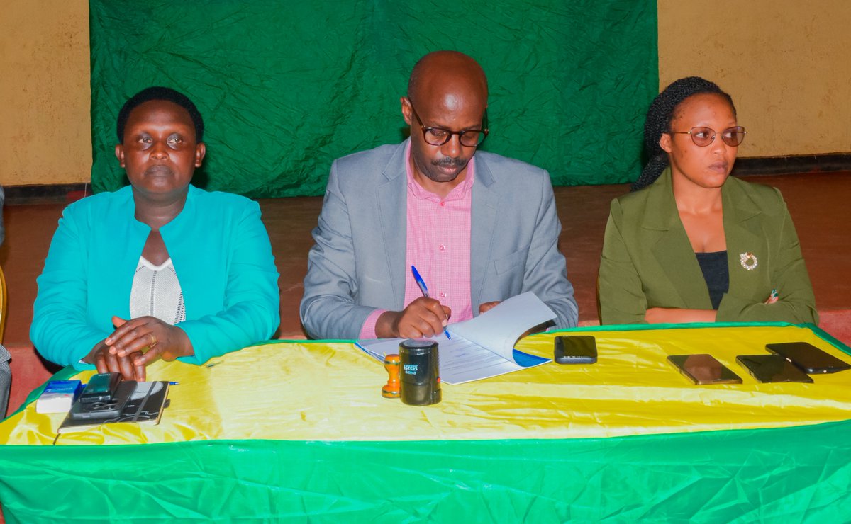 GatsiboDistrict's tweet photo. Ubuyobozi bw'Akarere bwayoboye igikorwa cy'ihererekanyabubasha ku banyamabanga Nshingwabikorwa b'Imirenge baherutse guhindurirwa aho gukorera;

Muri iki gikorwa, basabwe gukomeza gutanga umunsanzu wabo aho bimuriwe hagamijwe gushyira #UmuturageKuIsonga https://t.co/MkNL1VoMTz