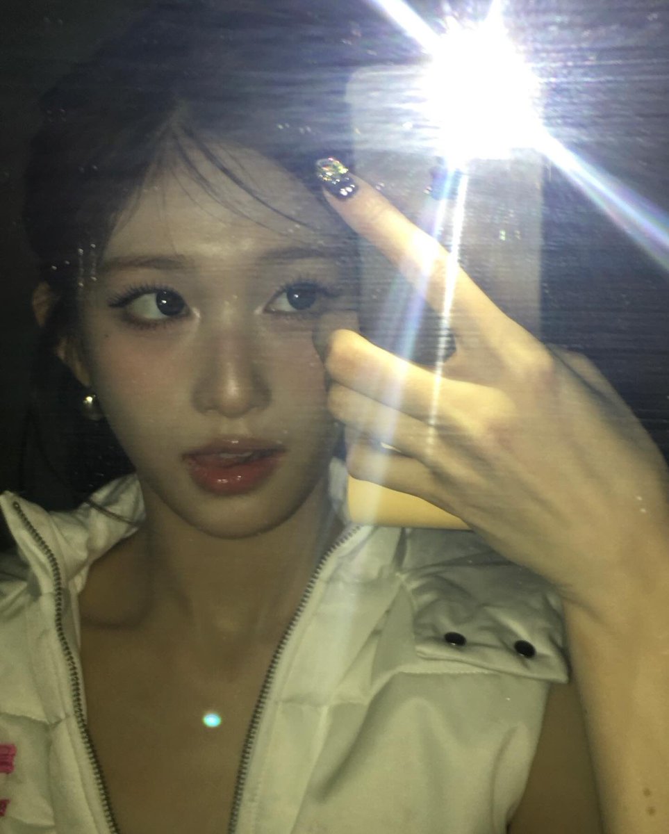 LEES2EO's tweet image. between innocence and allure, she sketches a quiet rebellion in ivory and red ୨୧ bang bang — 심장이 두 번 울리고, 숨결은 은은히 번져가 tonight she blooms in hush, shimmer, and soft confession ✧𓍯