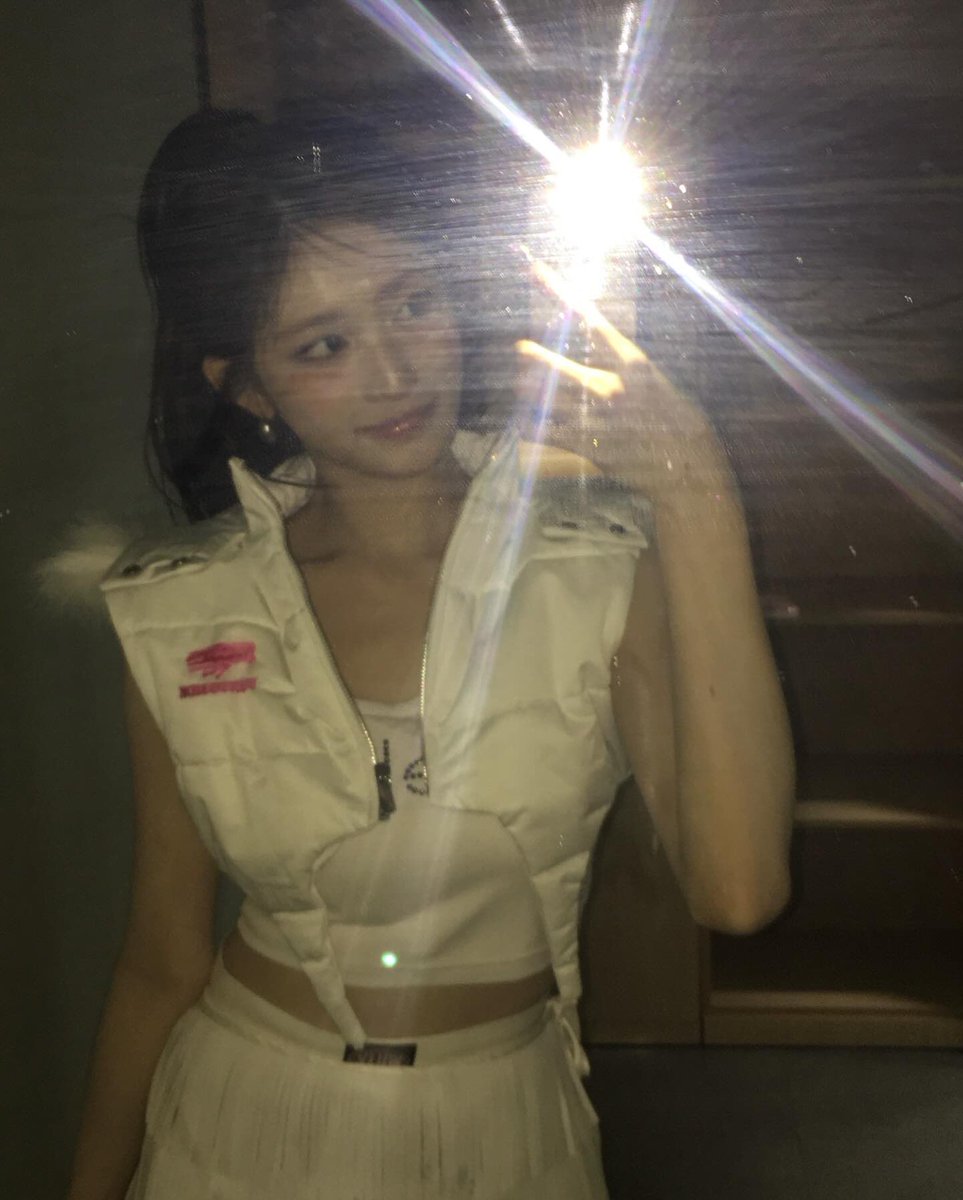 LEES2EO's tweet image. between innocence and allure, she sketches a quiet rebellion in ivory and red ୨୧ bang bang — 심장이 두 번 울리고, 숨결은 은은히 번져가 tonight she blooms in hush, shimmer, and soft confession ✧𓍯