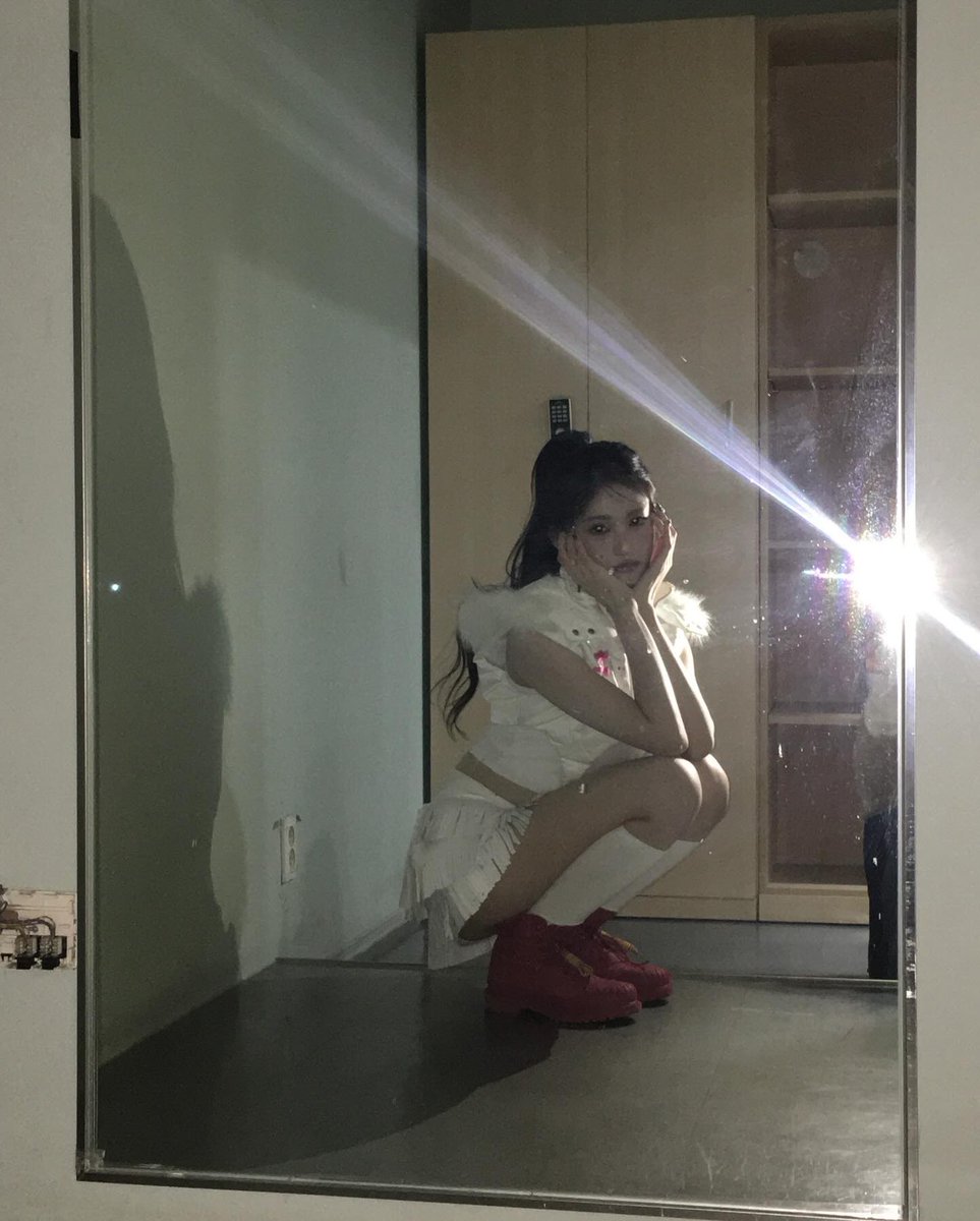 LEES2EO's tweet image. between innocence and allure, she sketches a quiet rebellion in ivory and red ୨୧ bang bang — 심장이 두 번 울리고, 숨결은 은은히 번져가 tonight she blooms in hush, shimmer, and soft confession ✧𓍯