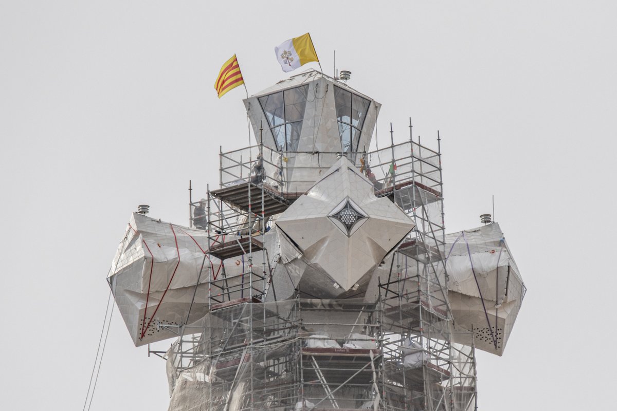 Amb la col·locació del braç superior de la creu de la torre de Jesucrist, la Sagrada Família arriba al seu punt més alt. Seguint la tradició constructiva, hi oneja la bandera catalana, la qual cosa indica que l’estructura de la torre està completada i que la construcció s’ha