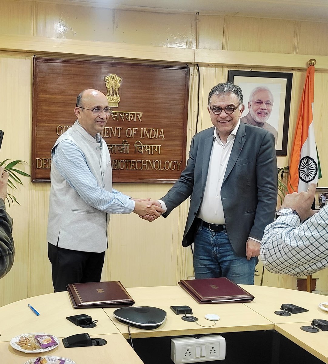 DBTIndia's tweet photo. Dr. @rajesh_gokhale, Secretary, @DBTIndia, and Yazdan Yazdanpanah, Director, @agenceANRS , France,  signed  a Letter of Intent for Cooperation in Research and Development on Infectious diseases and Global Health Research.

#IndoFrenchCooperation #LetterOfIntent #InfectiousDiseases #GlobalHealth 

@DrJitendraSingh
@BricDbt
@NABI_India @bric_ils @NIPGRsocial @NImmunology
@FollowDbtNibmg @HydNiab @BRIC_CDFD @DBT_IBSD 
@DBT_NCCS_Pune @DBT_inStem @RGCB_Trivandrum
@THSTIFaridabad @ICGEBNewDelhi @unescorcb
@BIRAC_2012