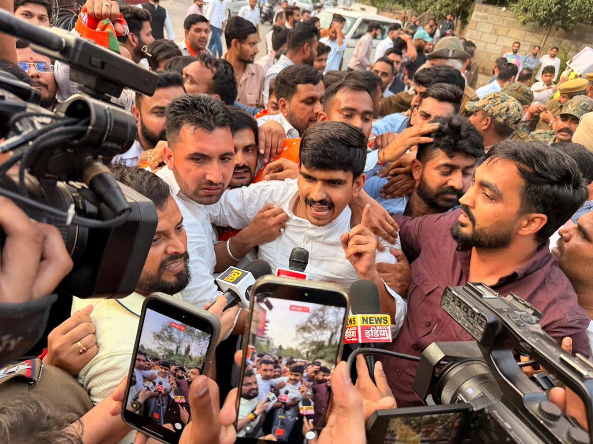 AI Summit जैसे अंतरराष्ट्रीय मंच पर हंगामा कांग्रेस की दोहरी राजनीति को दर्शाता है। 

इस गैर-जिम्मेदाराना हरकत के विरोध में आज युवा मोर्चा के कार्यकर्ताओं ने भाजयुमो राजस्थान के अध्यक्ष श्री <a href="/ShankarGora/">𝗦𝗵𝗮𝗻𝗸𝗮𝗿 𝗚𝗼𝗿𝗮</a> के नेतृत्व में विरोध प्रदर्शन कर स्पष्ट संदेश दिया — राष्ट्र सर्वोपरि।