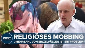 ahmtamim9's tweet photo. In letzter Zeit wurden Vorfälle an Berliner Schulen bekannt, die im Kontext der islamischen Fastenzeit (Ramadan) stehen. Beispiel eines gemeldeten Falls:
Eine Familie berichtete, dass eine Grundschullehrerin ihre Klasse fragte, welche Schüler fasten. Nachdem sich mehrere Kinder meldeten, forderte die Lehrerin diese nachdrücklich auf, das Fasten abzubrechen. Alle Schüler bis auf ein Mädchen kamen der Aufforderung nach. Die Lehrerin holte daraufhin einen Teller mit dem regulären Mittagessen aus der Mensa, stellte sich demonstrativ vor das Mädchen und drängte es massiv zum Essen. Unter diesem Druck aß die Schülerin schließlich, begann jedoch kurz darauf zu weinen und erbrach sich.
Solche Vorfälle werfen die Frage auf, was eine Lehrkraft zu einem derart massiven Eingriff bewegt. Die Sorge um die körperliche Gesundheit der Schülerin dürfte kaum das alleinige oder Hauptmotiv gewesen sein, insbesondere weil das demonstrative Vorgehen (einzelnes Kind vor der Klasse unter Druck setzen) pädagogisch und psychologisch mehr als fragwürdig ist.  Wahrscheinlicher ist, dass die Lehrkraft sich durch die in Medien und Öffentlichkeit verbreitete Negativberichterstattung über fastende Schüler berufen sah, „einzugreifen“.  Dies erklärt, warum die Reaktion so über das normale Maß an Fürsorge hinausging.