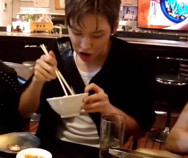 은석잌ㅋㅋㅋ    가방이 아니라 그냥 문신 수준이셔