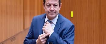 La degradación de las instituciones de la que habla Mañueco.