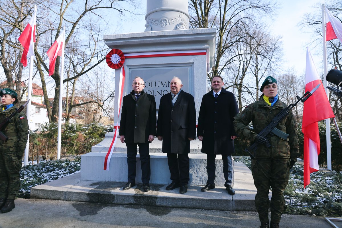 📢 W parku miejskim w Głubczycach odsłoniliśmy Kolumnę Wolności.

🇵🇱 Pomnik, przygotowany w miejscu obalonego sowieckiego obiektu propagandowego, upamiętnia odzyskanie niepodległości przez Polskę i bohaterów, którzy walczyli o wolność Ojczyzny.

ℹ️ W wydarzeniu wziął udział