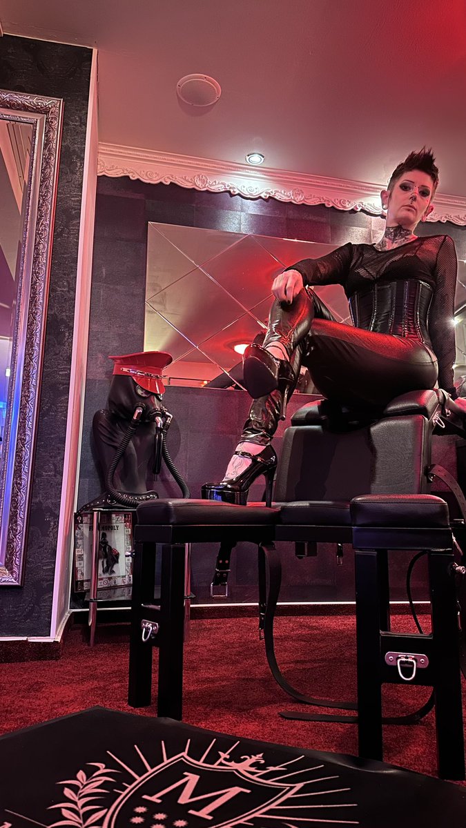 LuciaHaycock's tweet photo. Heute spontan hier - wenn du dich traust, komm vorbei und lass dich fallen 😈

@ClubMalbert 

#bdsmِ #highheels #fetish 
@FeetForumArea 
@rt_feet https://t.co/74VTrLnVte