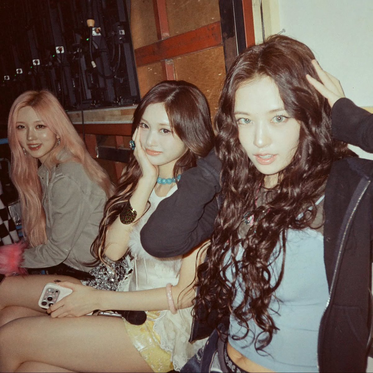 LEES2EO's tweet image. city lights spill like molten gold above us four silhouettes in velvet dusk, laughter stitched between flashes and secret glances ♡ 손끝에 남은 온기와 속삭임이 별처럼 흩어지고 peace signs &amp;amp; turquoise dreams bang bang in our pulse ✧ 오늘 밤 우리는 빛나, our own constellation ୨୧