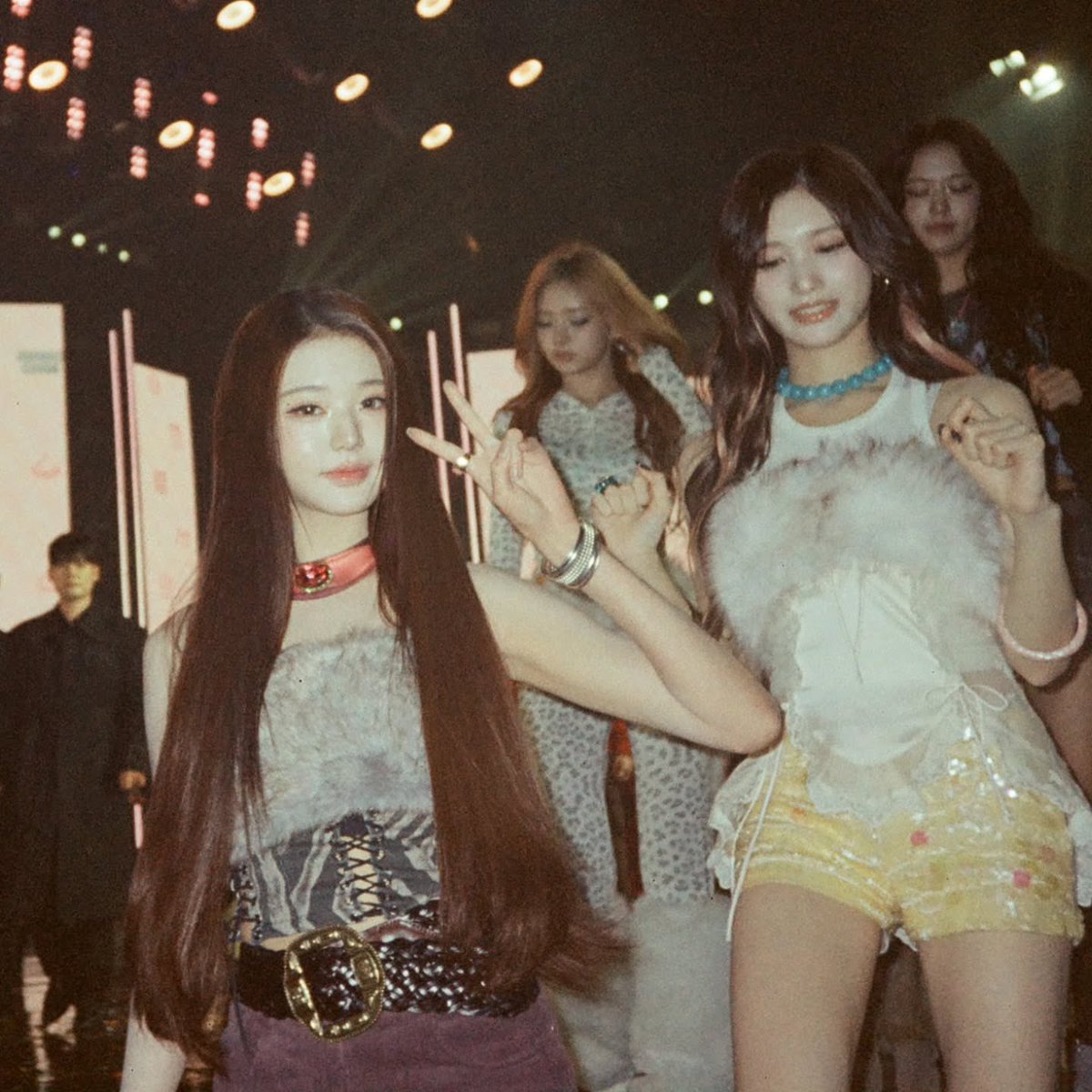 LEES2EO's tweet image. city lights spill like molten gold above us four silhouettes in velvet dusk, laughter stitched between flashes and secret glances ♡ 손끝에 남은 온기와 속삭임이 별처럼 흩어지고 peace signs &amp;amp; turquoise dreams bang bang in our pulse ✧ 오늘 밤 우리는 빛나, our own constellation ୨୧