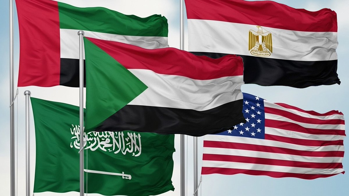 awab_azzam's tweet image. من اجتماع مجلس الأمن بشأن السودان تتضح خطوط المواقف بلا مواربة:

الولايات المتحدة الأمريكية
الإمارات
بريطانيا

موقفهم معلن وصريح: دعم مسار ديمقراطي مدني، وقطع الطريق أمام عودة الإسلاميين إلى السلطة تحت أي غطاء، ورفض استمرار الحكم العسكري كأمر واقع.
في المقابل:

مصر
تركيا
السعودية
