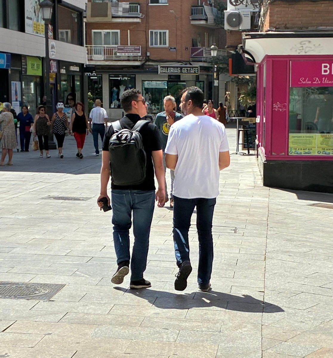 <a href="/errezege/">RaRu K's</a> Has visto alguna vez un fascista/nazi y un comunista negociando juntos? Que está foto de la vuelta a todo #Alcorcon