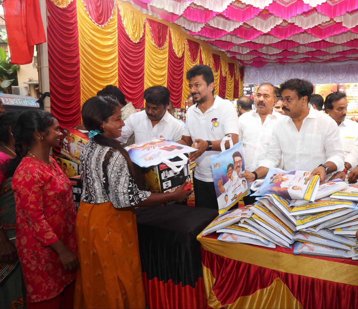 கழகத்தலைவர் - மாண்புமிகு முதலமைச்சர் <a href="/mkstalin/">M.K.Stalin - தமிழ்நாட்டை தலைகுனிய விடமாட்டேன்</a> அவர்களின் பிறந்த நாளையொட்டி நம் #ChepaukTriplicane தொகுதி, திருவல்லிக்கேணி பகுதி, 120 அ- வட்டக்கழகத்துக்கு உட்பட்ட, கஜபதி தெருவில் 750 பேருக்கு நலத்திட்ட உதவிகளை இன்று வழங்கி மகிழ்ந்தோம். 

அங்கு கூடியிருந்த மக்கள் மாண்புமிகு