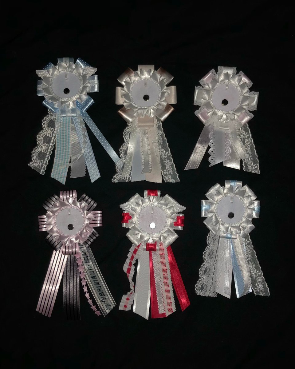 돗자리 마켓에 가져갈 제품들 중 일부 스포 ۶•ৎ
로제트 / 레이스 탑꾸 / 인형용 헤도레 / 개인 소장품 챙겨가요

로제트 종류는 사진 속 제품들 말고도 더 있어요 !
키링으로도 뱃지로도 착용하실 수 있도록 작업했어요 ♡