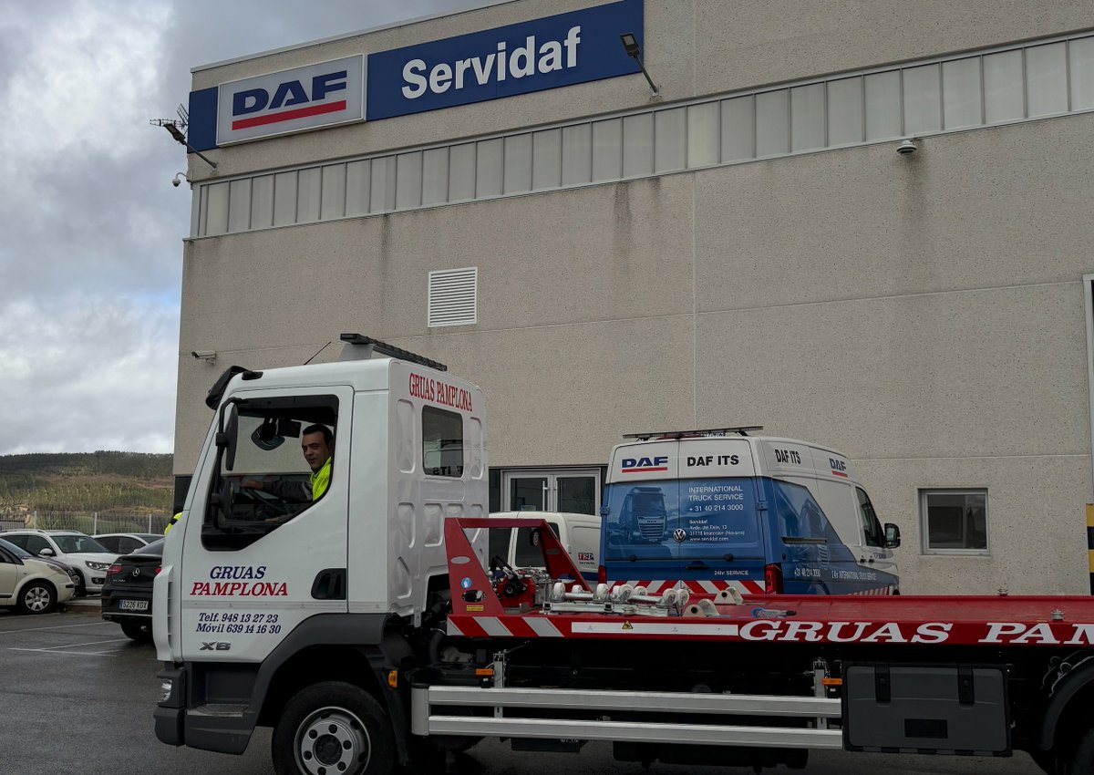 SERVIDAF's tweet photo. Nos complace realizar hoy esta entrega a una empresa como Grúas Pamplona, una compañía familiar que destaca por su cercanía, profesionalidad y compromiso con el servicio.
Desde hoy, incorporan a su flota este nuevo XB 190 de 8 toneladas, carrozado por TAGASA.
#dafdealer https://t.co/V2g6owxtYg