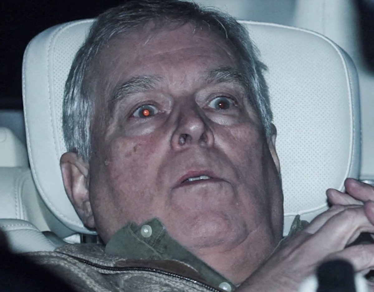 Esta foto del expríncipe Andrés ganará algún día el premio Pulitzer: ese es su rostro, en pánico y totalmente desencajado, a bordo del carro de la policía luego de su arresto por sus vínculos con el pedófilo Jeffrey Epstein. Es el primer arresto de alguien vinculado a la familia