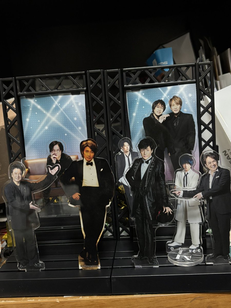 仕事帰りに100均巡りしてたら、 アクスタ用のステージ売ってていたので