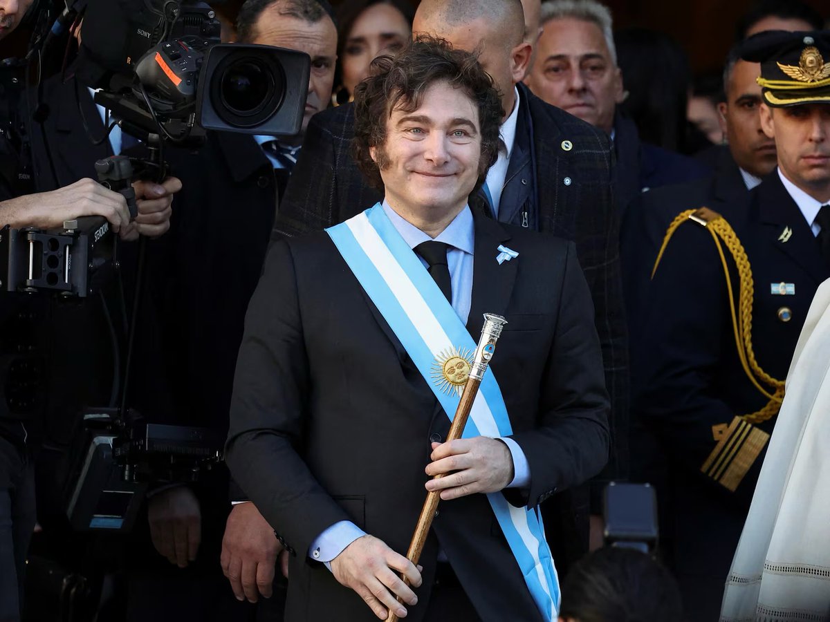 argentina se convierte en el primer país del mundo donde el estado financia despidos privados: el gobierno liberal libertario de javier milei aprobó en el congreso que las empresas usen aportes jubilatorios para cubrir indemnizaciones.