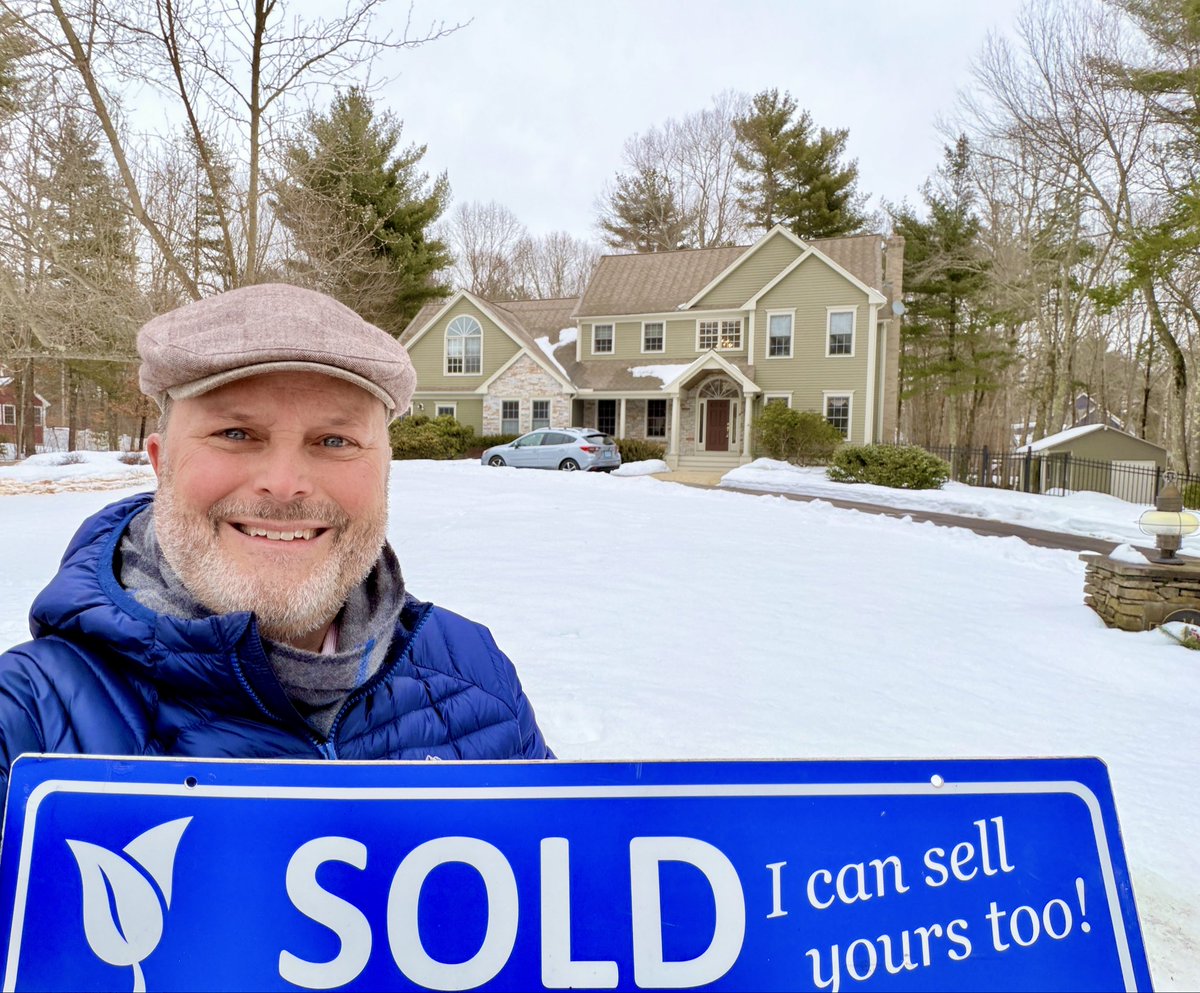 BobSimone's tweet photo. #ClosingDay So gratefully for the opportunity to work for another nice family. The buyers were thrilled to walk into their new home after the sellers generously cleaned to perfection. How can I help you? https://t.co/r6bqldTAJ8 #BetterLivingRE #BetterLivingForABetterLife #Luxury https://t.co/gegnaz8UaO