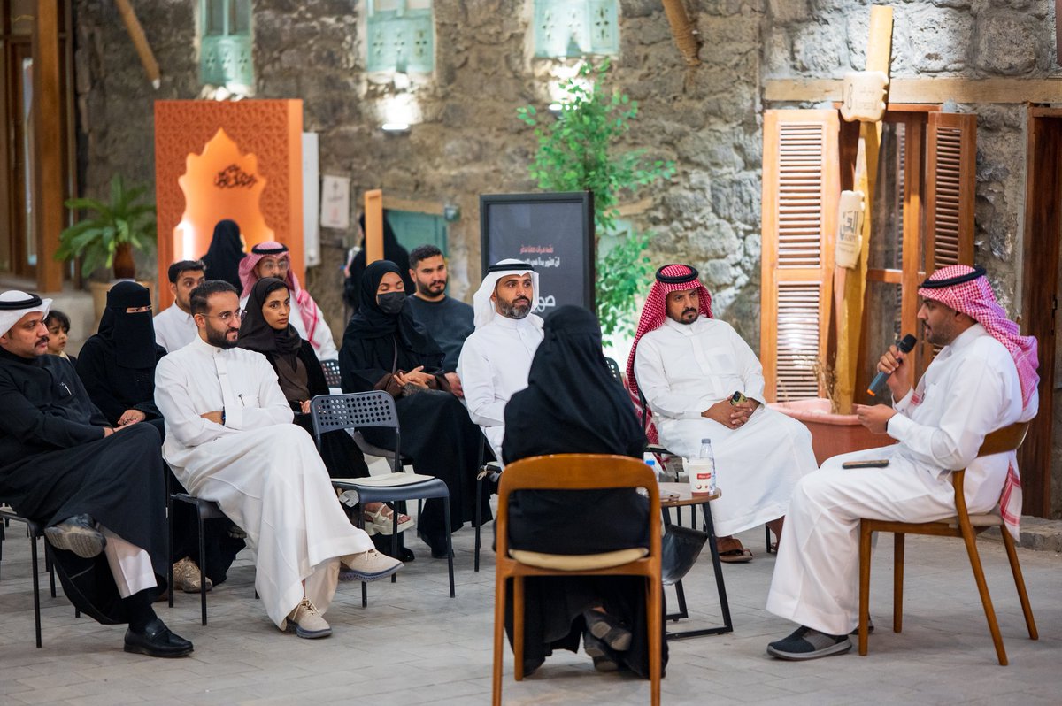 RDMPsa's tweet photo. ضمن #منتدى_رواء_الشهري، عقدت جمعية رواء للإنتاج الإعلامي وبزنس هب أول اللقاءات الرمضانية تحت عنوان " #ريادة_الأعمال والإعلام في #رمضان: فرص وتحديات" وقدمها كل من د.أحمد علي دين و أ.ندى مصطفى.
وتناول اللقاء #الإعلام وريادة الأعمال باعتبار علاقة التكامل بينهما، وبناء القصة والهوية والعلاقة مع الجمهور وهذا يؤدي للاستدامة والنجاح.