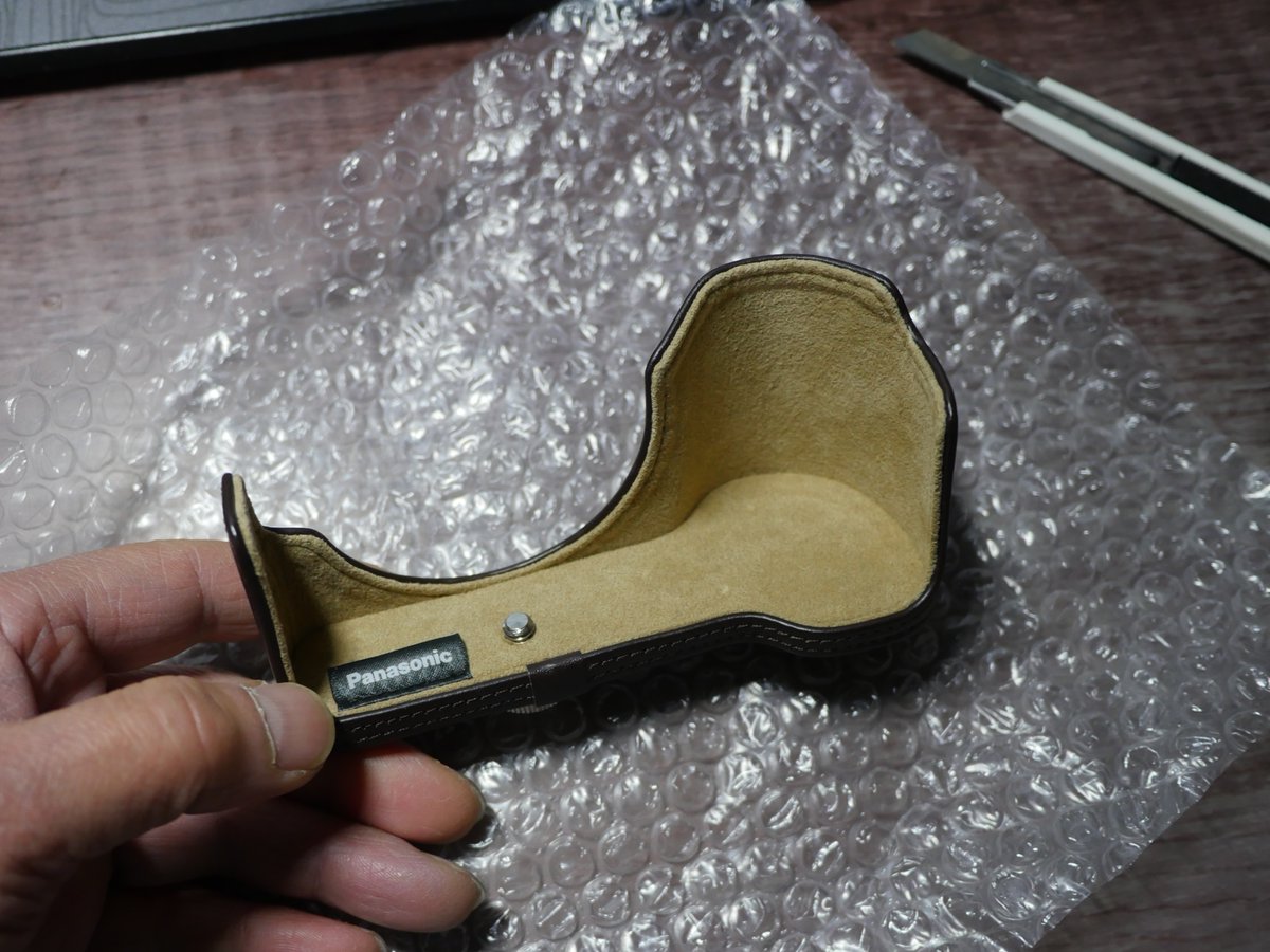 ChaprinYY's tweet image. ようやく…手に入りました。。
2013年製のカメラの純正ケースです。当然製造終了でしたので… ようやくオークションで見つけ、12件でゲット出来ました(^^;　中古ですが状態は非常に良かったです。これで二台のGXが並びました。。
#DMW-CGBX7-T