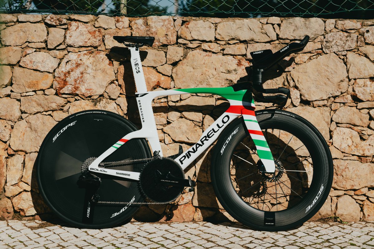 🇮🇹👌 Looks fast. Looks bellissima 😍

<a href="/GannaFilippo/">Filippo Ganna</a>'s <a href="/Pinarello_com/">Pinarello</a> Bolide F TT for #VoltaAlgarve