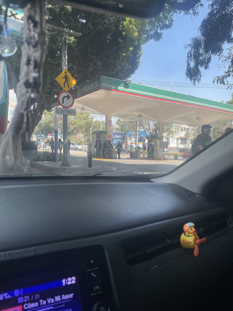 NeglishaA's tweet photo. @Profeco el día miércoles pase a cargar gasolina y un trabajador me quería cobrar de más. Según él eran 44 litros. Pero vi cuando la bomba se detuvo en los 30 litros. En av división del norte 568 col del Valle https://t.co/NGLpSL5IrJ