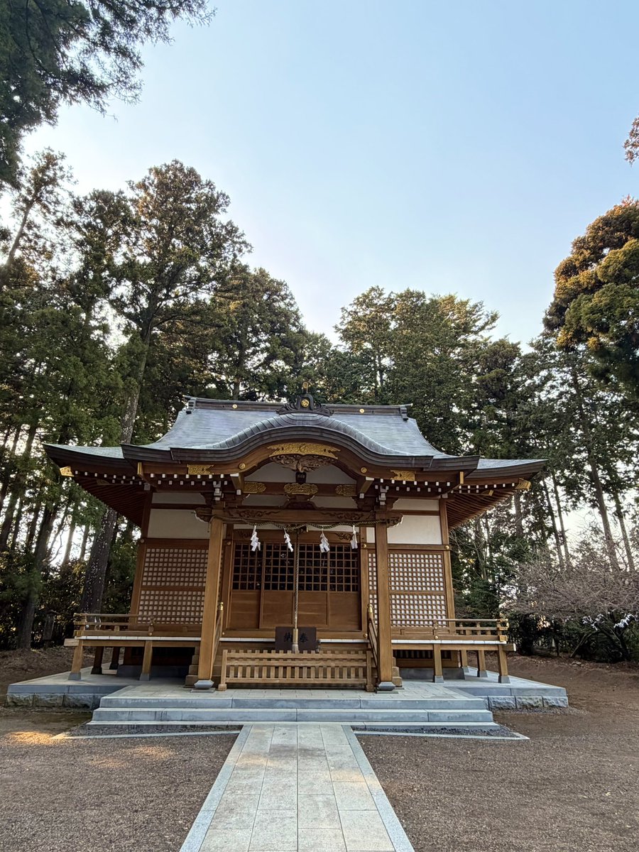 cquelove's tweet photo. 殿場市の北久原(ほくつばら)浅間神社です。立ち並ぶ杉の大木の間に参道が伸び神秘的な雰囲気...ですが平成18年のリフォームで、お社、手水舎、玉垣などはとてもきれい！湯立神楽が行われるそうです。 #神社 https://t.co/6bGScqsceu