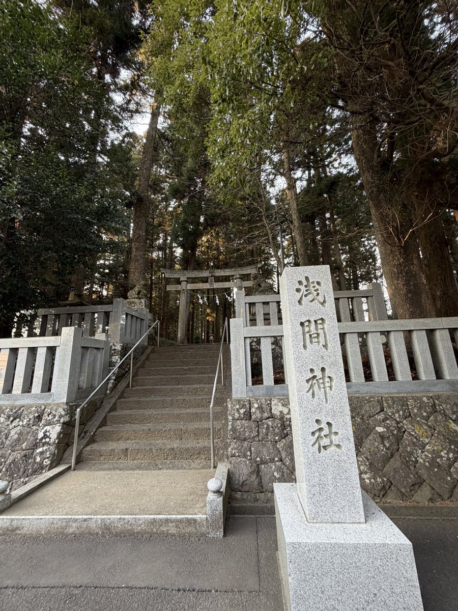 cquelove's tweet photo. 殿場市の北久原(ほくつばら)浅間神社です。立ち並ぶ杉の大木の間に参道が伸び神秘的な雰囲気...ですが平成18年のリフォームで、お社、手水舎、玉垣などはとてもきれい！湯立神楽が行われるそうです。 #神社 https://t.co/6bGScqsceu